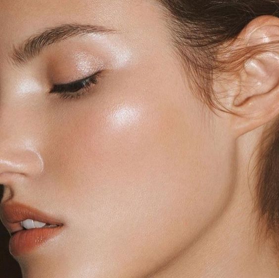 How To Achieve The Minimalist Makeup Look